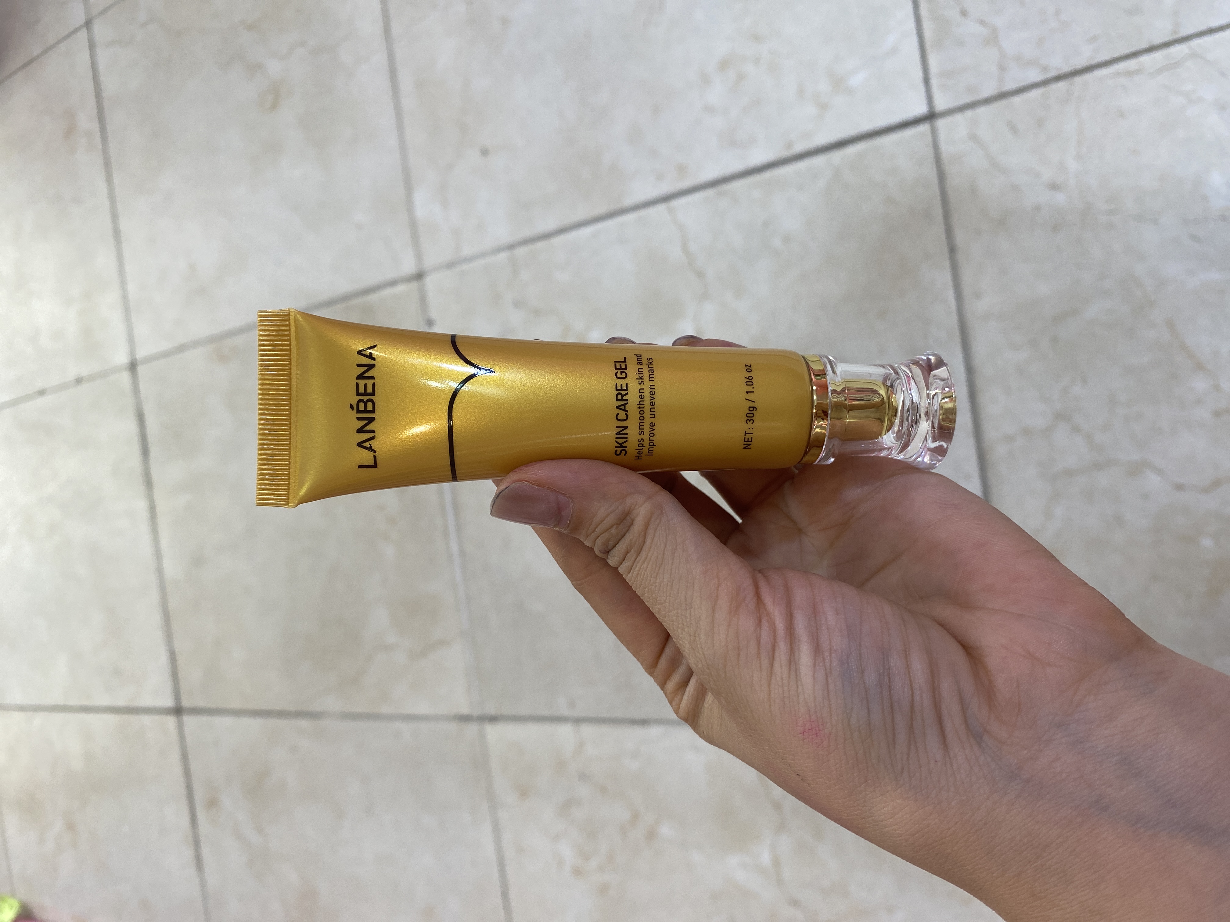 ترمیم کننده صورت جای جوش جای اسکار جای زخم و بخیه